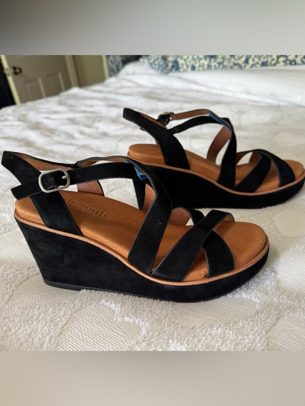 NEW! Gentle Souls by Kenneth Cole*sz.8 black “Judi Strappy Wedge” sandals